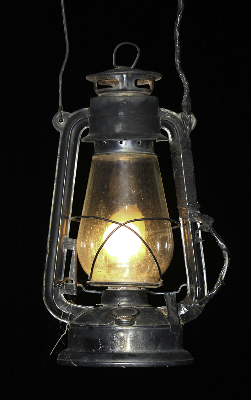 Hurricane_lamp_in_dark
